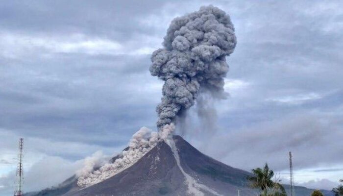 Sinabung Erupsi, Status Naik Level III : Berastagi Diguyur Abu Vulkanik
